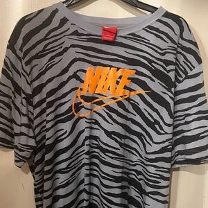Nike "wild zebra"shirt. (L)